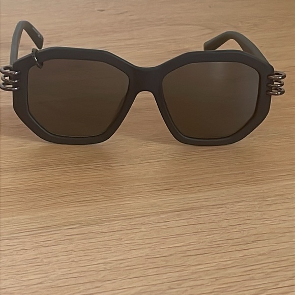 Givenchy sunglasses - Picture 6 of 8